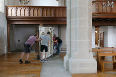 Räumung des Restinventars und der Kirchenbänke aus der Kirche (Foto: Karl-Franz Thiede)